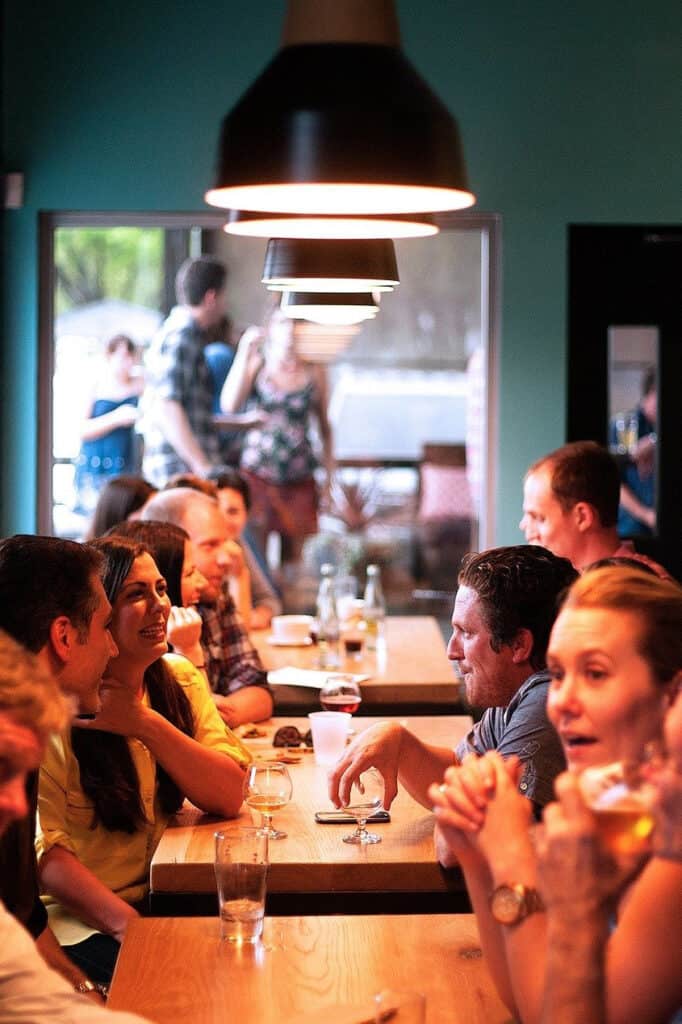 clean restaurant dining